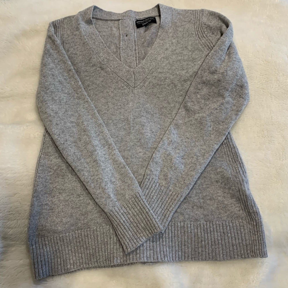 Cute Banana Republic heather gray v neck sweater